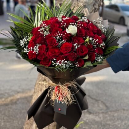 50 Kırmızı Gül Buketi 1 Beyaz Gül
